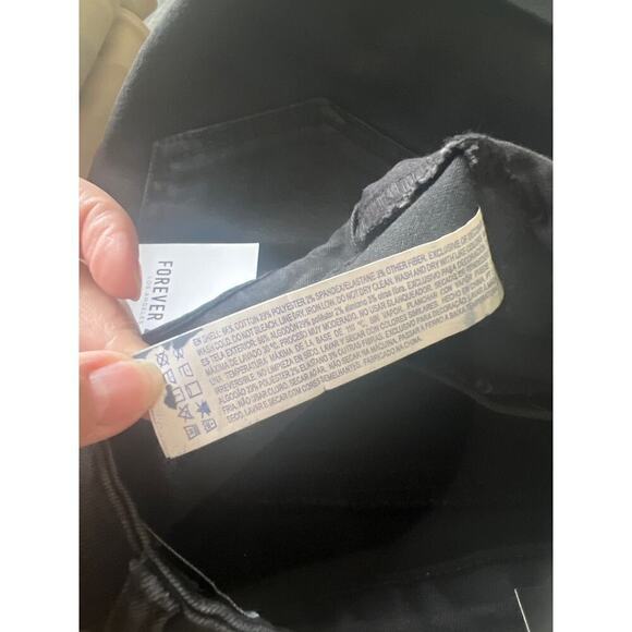 Forever 21 High Rise Curvy Fit Black Jean Shorts Size 27 NWT - Picture 4 of 4